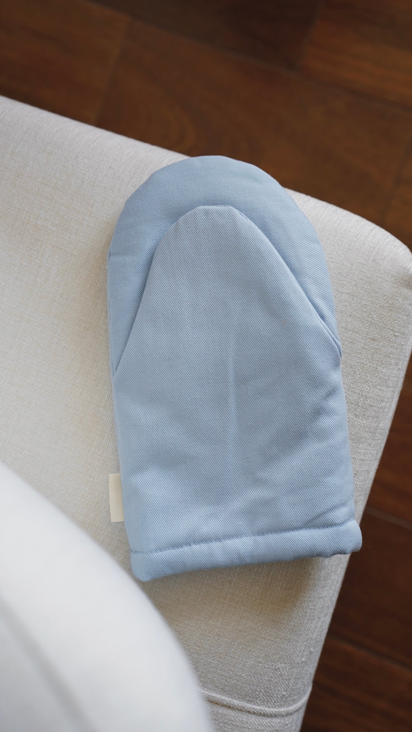 Synevyr Oven Mitt — reverse side, quilted heat-resistant cotton, light blue, handcrafted in Ukraine, Kolo Pechi