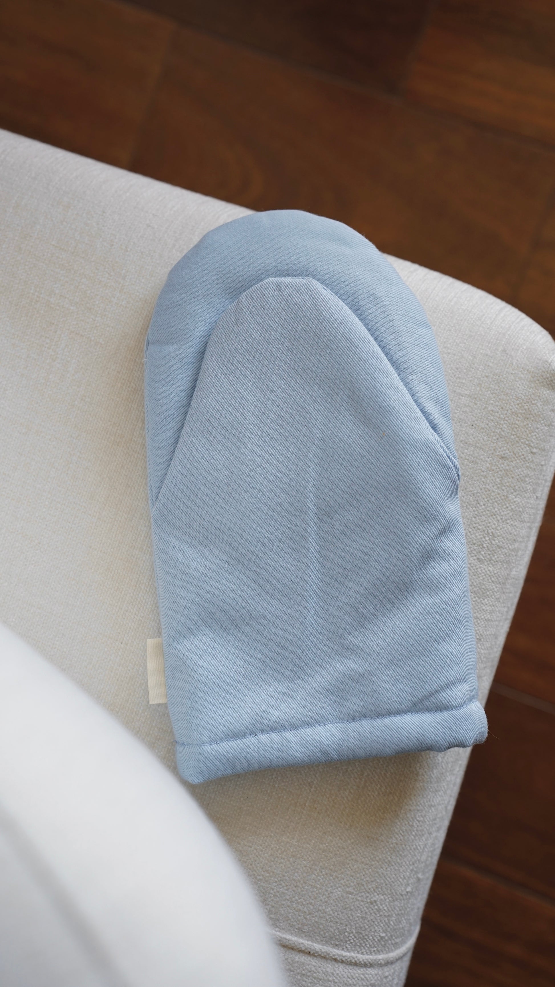 Synevyr Oven Mitt — reverse side, quilted heat-resistant cotton, light blue, handcrafted in Ukraine, Kolo Pechi