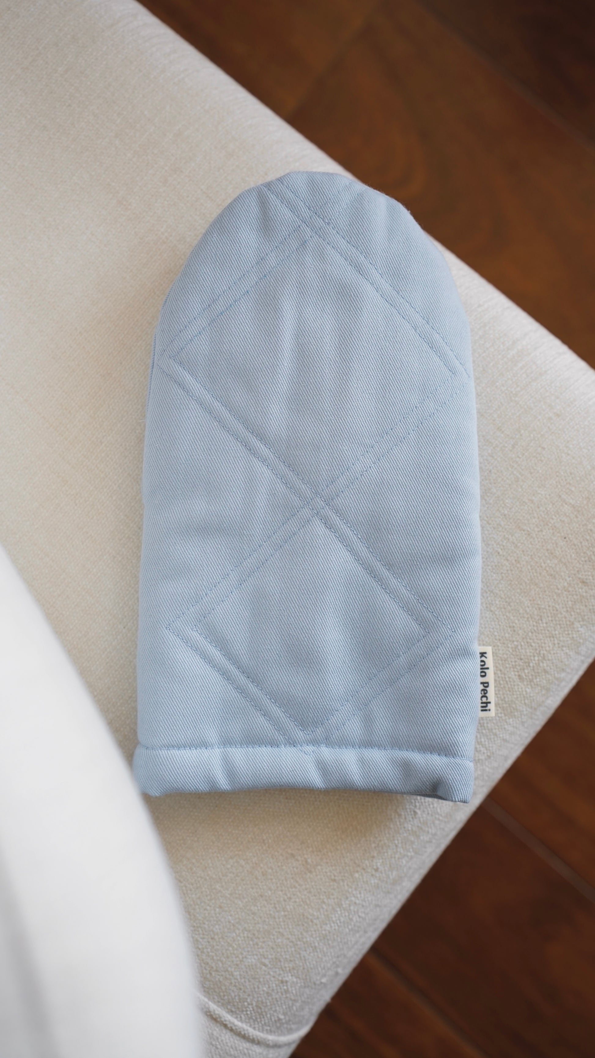 Synevyr Oven Mitt — quilted heat-resistant cotton, light blue, handcrafted in Ukraine, Kolo Pechi